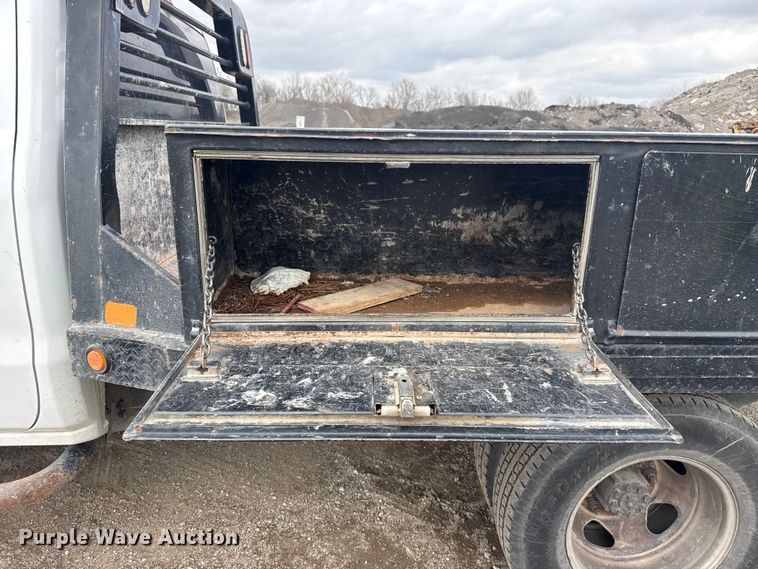 image for item DQ4361 2015 Chevrolet Silverado 3500HD Crew Cab flatbed pickup truck