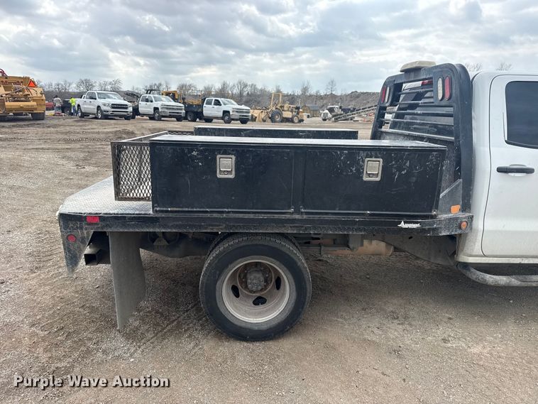 image for item DQ4361 2015 Chevrolet Silverado 3500HD Crew Cab flatbed pickup truck