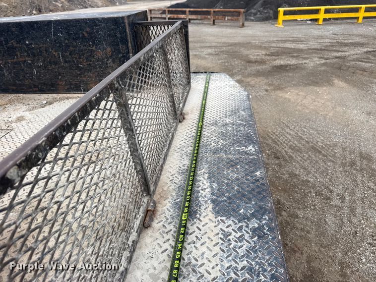 image for item DQ4361 2015 Chevrolet Silverado 3500HD Crew Cab flatbed pickup truck