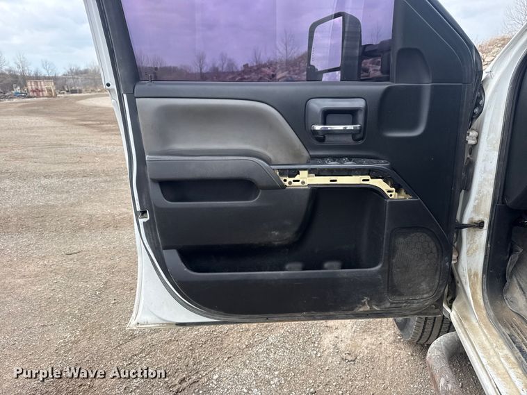 image for item DQ4361 2015 Chevrolet Silverado 3500HD Crew Cab flatbed pickup truck