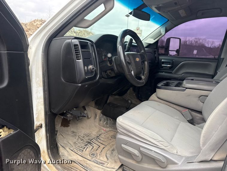 image for item DQ4361 2015 Chevrolet Silverado 3500HD Crew Cab flatbed pickup truck