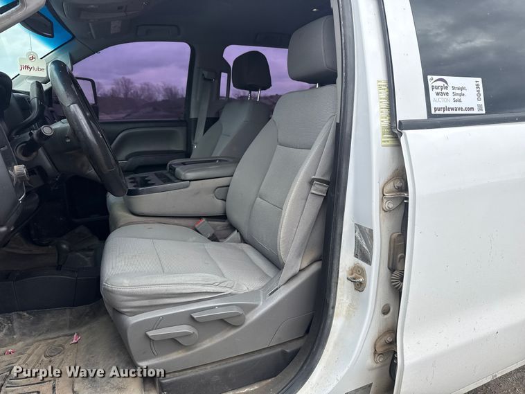 image for item DQ4361 2015 Chevrolet Silverado 3500HD Crew Cab flatbed pickup truck