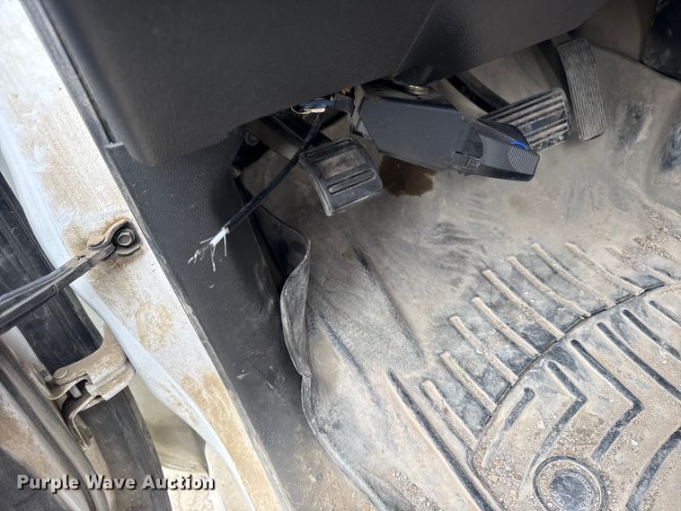 image for item DQ4361 2015 Chevrolet Silverado 3500HD Crew Cab flatbed pickup truck