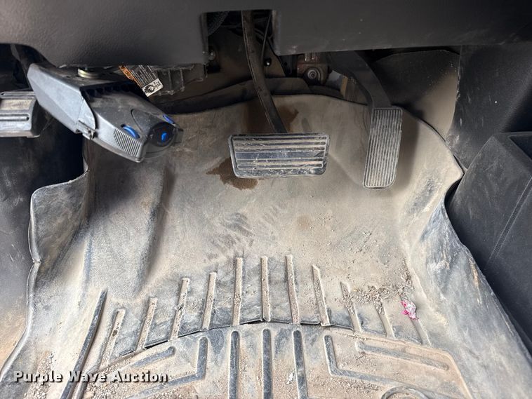 image for item DQ4361 2015 Chevrolet Silverado 3500HD Crew Cab flatbed pickup truck