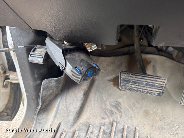 image for item DQ4361 2015 Chevrolet Silverado 3500HD Crew Cab flatbed pickup truck