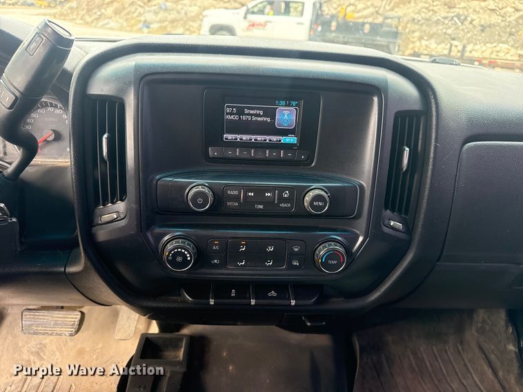 image for item DQ4361 2015 Chevrolet Silverado 3500HD Crew Cab flatbed pickup truck