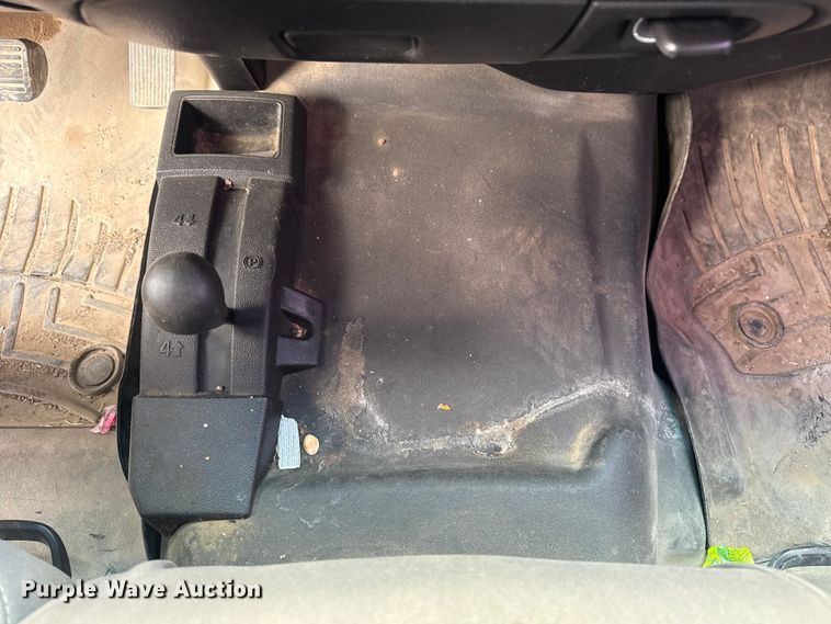 image for item DQ4361 2015 Chevrolet Silverado 3500HD Crew Cab flatbed pickup truck