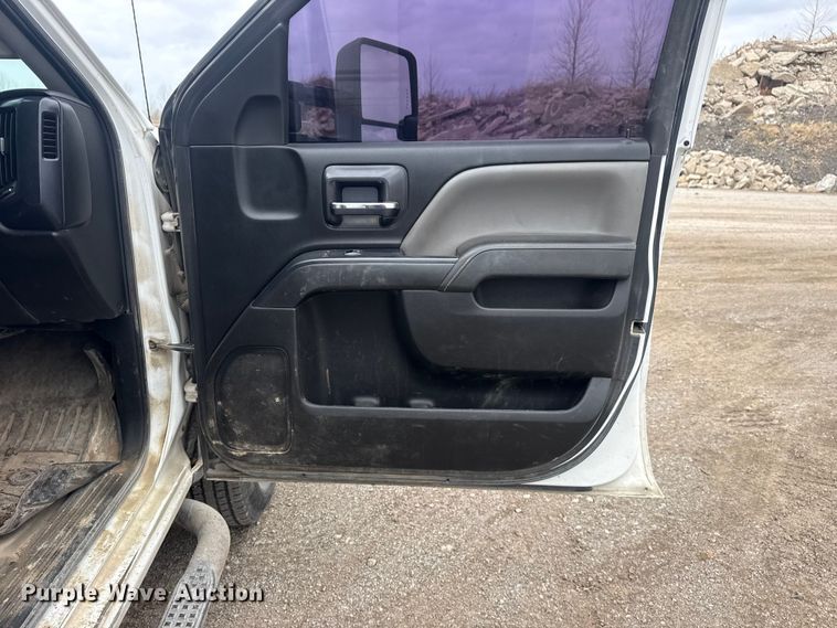 image for item DQ4361 2015 Chevrolet Silverado 3500HD Crew Cab flatbed pickup truck