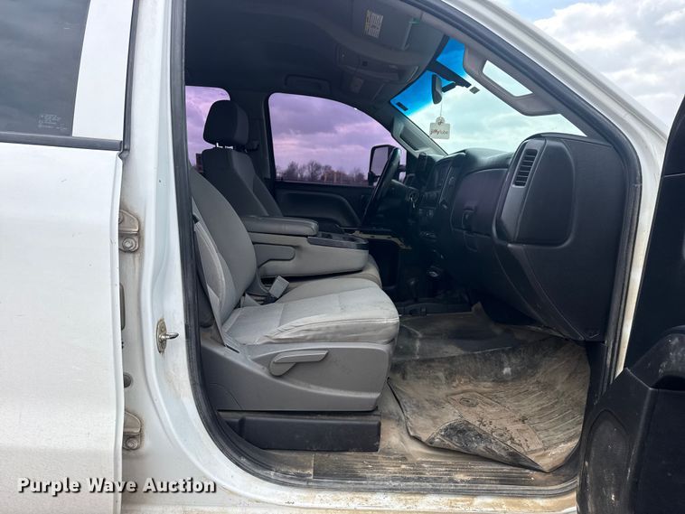 image for item DQ4361 2015 Chevrolet Silverado 3500HD Crew Cab flatbed pickup truck