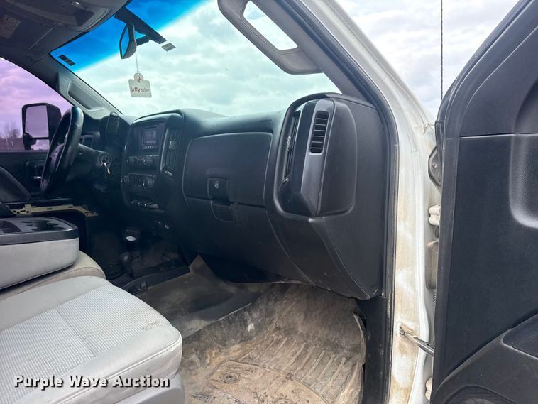 image for item DQ4361 2015 Chevrolet Silverado 3500HD Crew Cab flatbed pickup truck