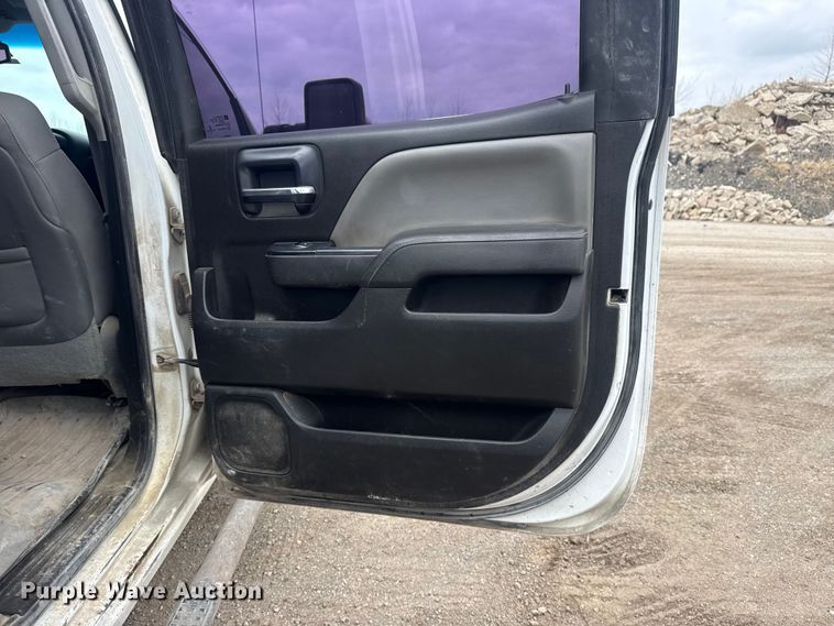 image for item DQ4361 2015 Chevrolet Silverado 3500HD Crew Cab flatbed pickup truck