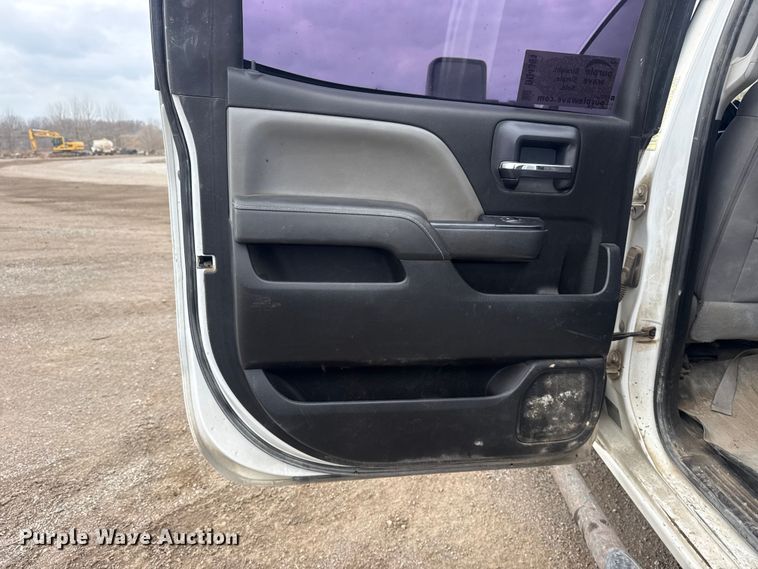 image for item DQ4361 2015 Chevrolet Silverado 3500HD Crew Cab flatbed pickup truck