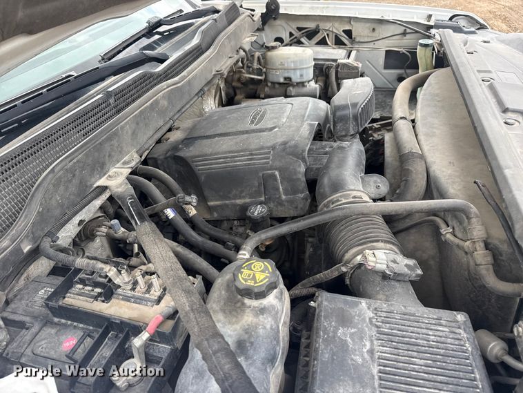 image for item DQ4361 2015 Chevrolet Silverado 3500HD Crew Cab flatbed pickup truck