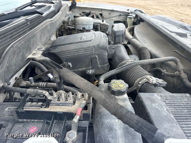 image for item DQ4361 2015 Chevrolet Silverado 3500HD Crew Cab flatbed pickup truck