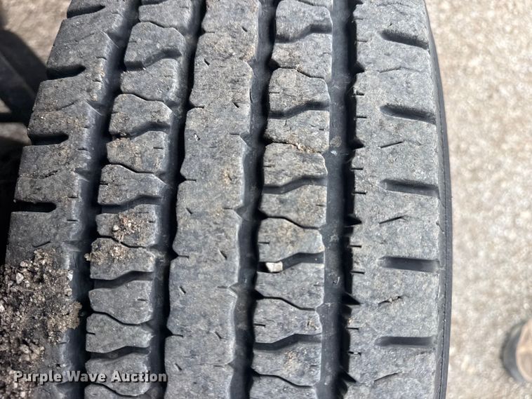 image for item DQ4361 2015 Chevrolet Silverado 3500HD Crew Cab flatbed pickup truck