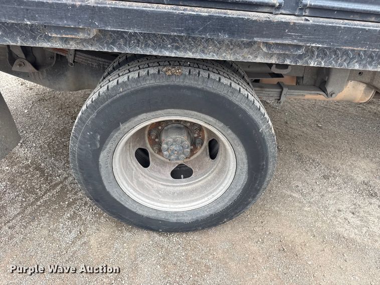 image for item DQ4361 2015 Chevrolet Silverado 3500HD Crew Cab flatbed pickup truck