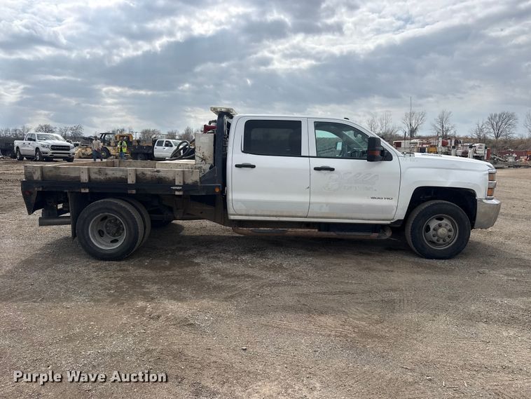 image for item DQ4362 2015 Chevrolet Silverado 3500HD Crew Cab flatbed pickup truck