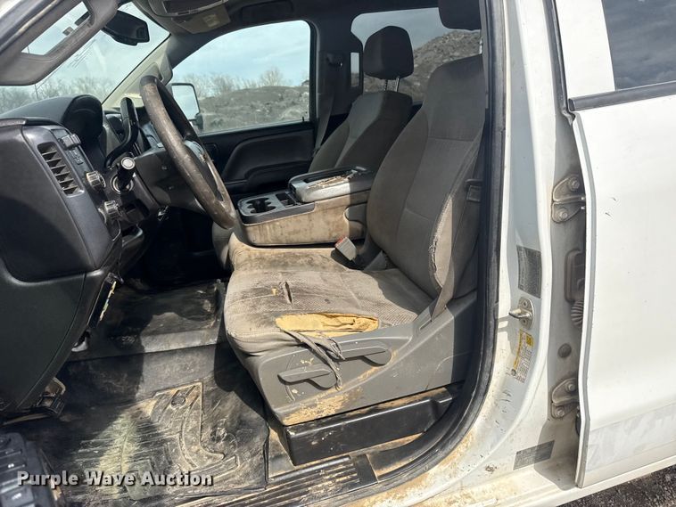 image for item DQ4362 2015 Chevrolet Silverado 3500HD Crew Cab flatbed pickup truck