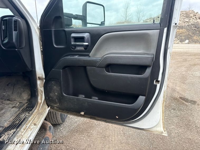 image for item DQ4362 2015 Chevrolet Silverado 3500HD Crew Cab flatbed pickup truck