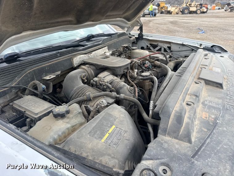 image for item DQ4362 2015 Chevrolet Silverado 3500HD Crew Cab flatbed pickup truck