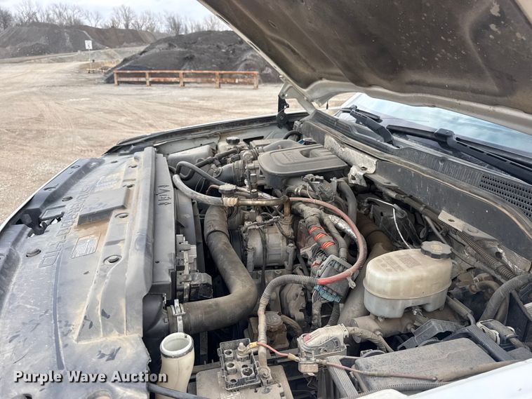 image for item DQ4362 2015 Chevrolet Silverado 3500HD Crew Cab flatbed pickup truck