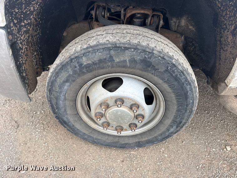 image for item DQ4362 2015 Chevrolet Silverado 3500HD Crew Cab flatbed pickup truck