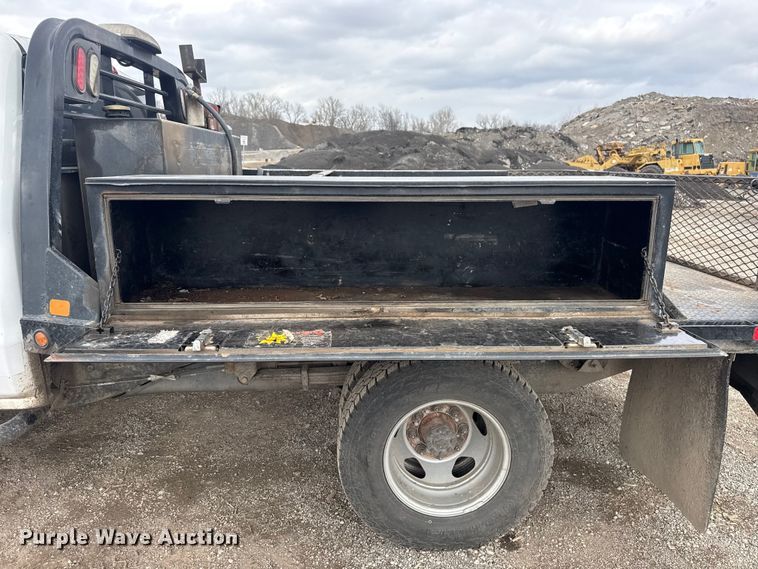 image for item DQ4363 2017 Chevrolet Silverado 3500HD Crew Cab flatbed pickup truck