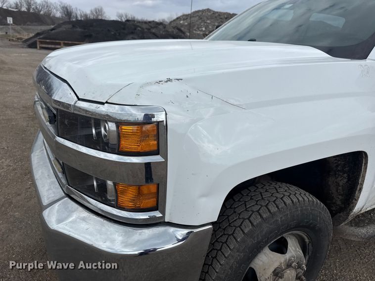 image for item DQ4363 2017 Chevrolet Silverado 3500HD Crew Cab flatbed pickup truck