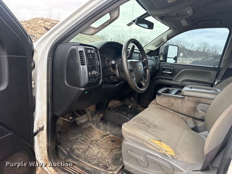 image for item DQ4363 2017 Chevrolet Silverado 3500HD Crew Cab flatbed pickup truck