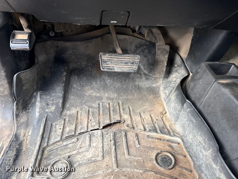 image for item DQ4363 2017 Chevrolet Silverado 3500HD Crew Cab flatbed pickup truck