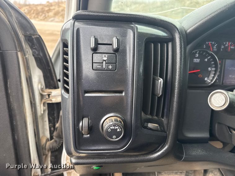 image for item DQ4363 2017 Chevrolet Silverado 3500HD Crew Cab flatbed pickup truck