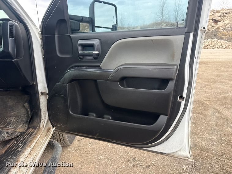 image for item DQ4363 2017 Chevrolet Silverado 3500HD Crew Cab flatbed pickup truck