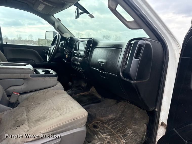 image for item DQ4363 2017 Chevrolet Silverado 3500HD Crew Cab flatbed pickup truck