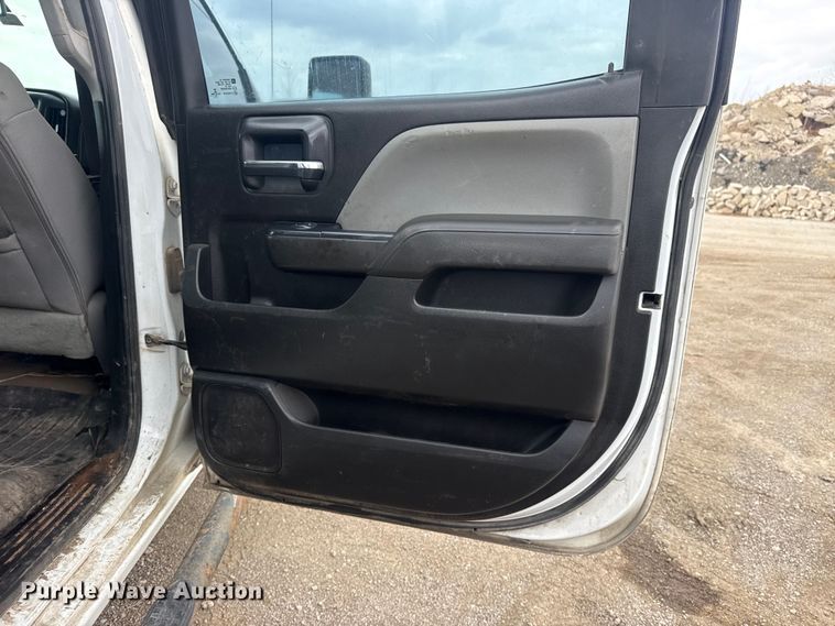 image for item DQ4363 2017 Chevrolet Silverado 3500HD Crew Cab flatbed pickup truck