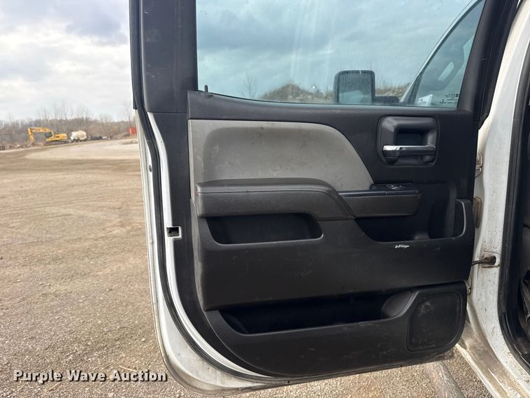 image for item DQ4363 2017 Chevrolet Silverado 3500HD Crew Cab flatbed pickup truck