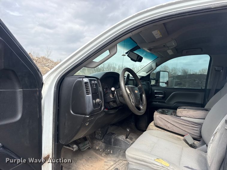 image for item DQ4364 2016 Chevrolet Silverado 3500HD Crew Cab flatbed pickup truck