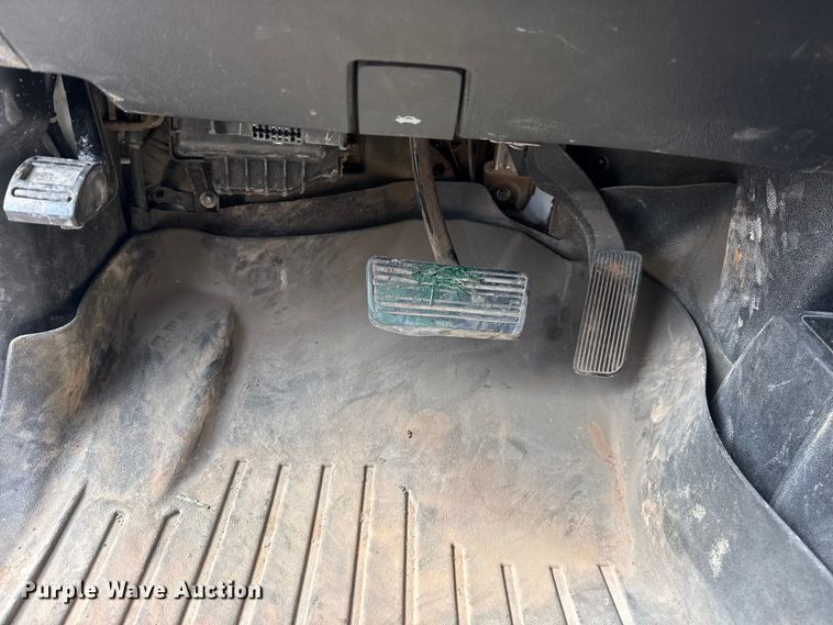 image for item DQ4364 2016 Chevrolet Silverado 3500HD Crew Cab flatbed pickup truck