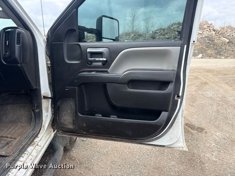 image for item DQ4364 2016 Chevrolet Silverado 3500HD Crew Cab flatbed pickup truck