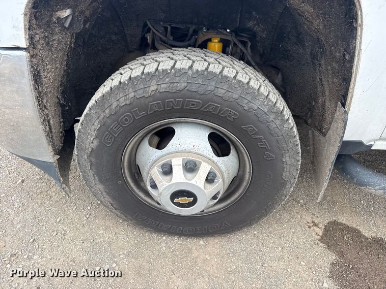 image for item DQ4364 2016 Chevrolet Silverado 3500HD Crew Cab flatbed pickup truck