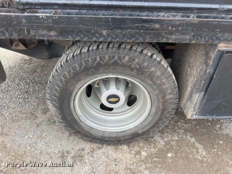 image for item DQ4364 2016 Chevrolet Silverado 3500HD Crew Cab flatbed pickup truck