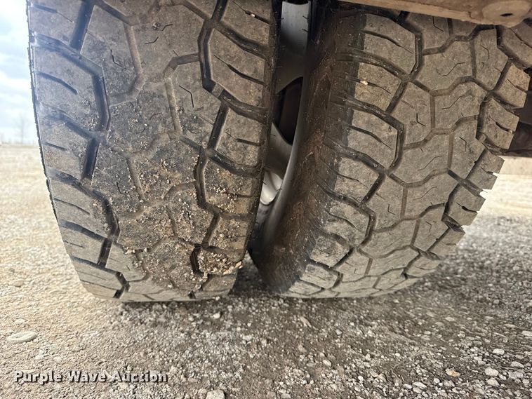 image for item DQ4364 2016 Chevrolet Silverado 3500HD Crew Cab flatbed pickup truck