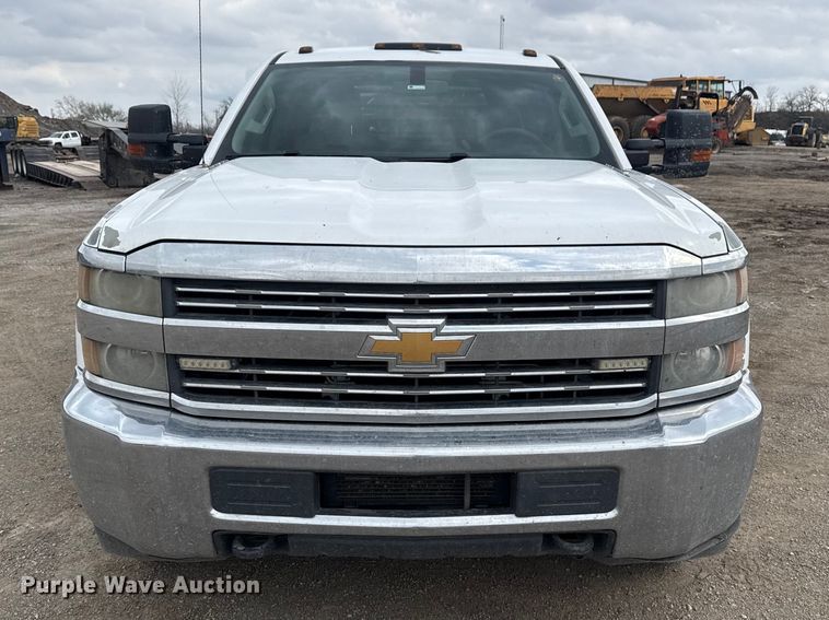 image for item DQ4366 2015 Chevrolet Silverado 3500HD Crew Cab flatbed pickup truck