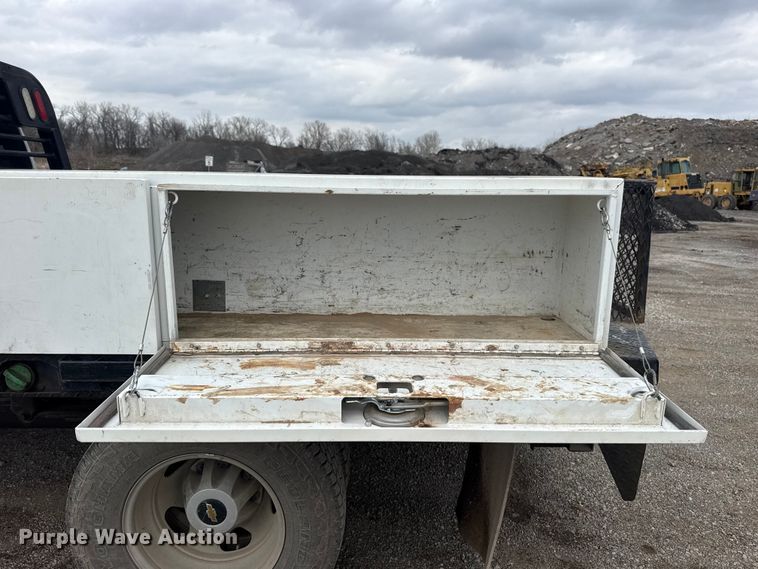 image for item DQ4366 2015 Chevrolet Silverado 3500HD Crew Cab flatbed pickup truck