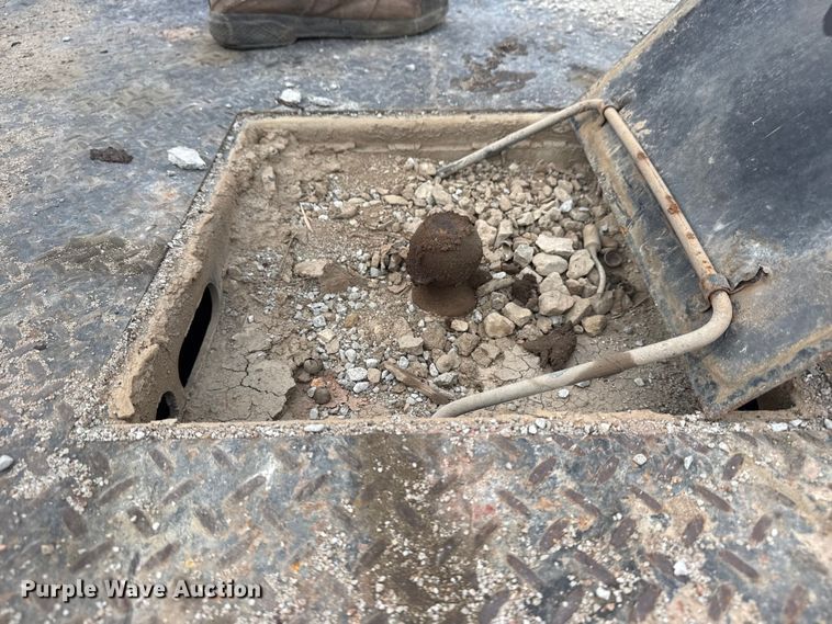 image for item DQ4366 2015 Chevrolet Silverado 3500HD Crew Cab flatbed pickup truck