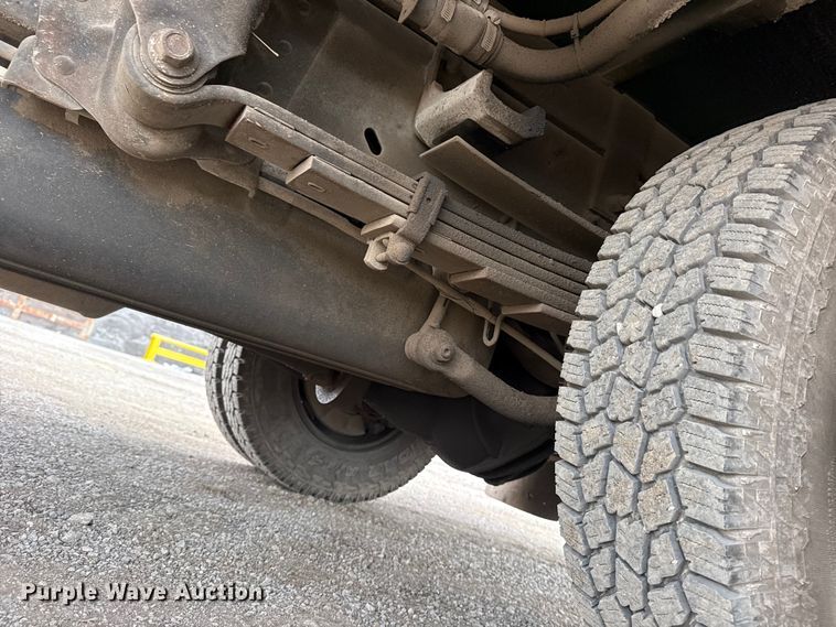 image for item DQ4366 2015 Chevrolet Silverado 3500HD Crew Cab flatbed pickup truck