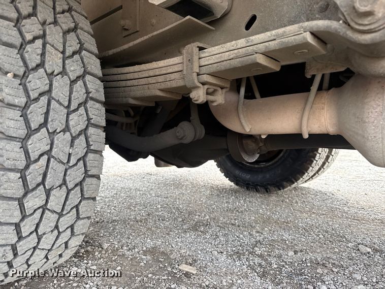 image for item DQ4366 2015 Chevrolet Silverado 3500HD Crew Cab flatbed pickup truck