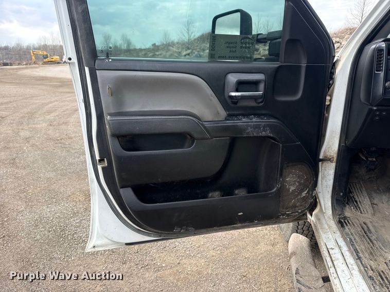 image for item DQ4366 2015 Chevrolet Silverado 3500HD Crew Cab flatbed pickup truck