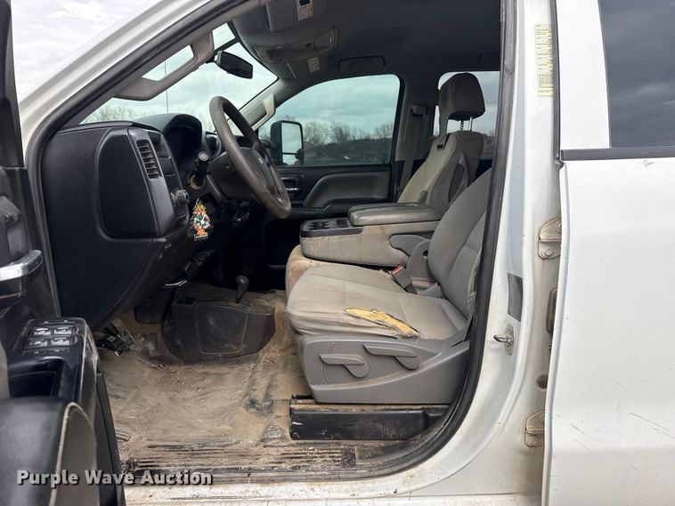 image for item DQ4366 2015 Chevrolet Silverado 3500HD Crew Cab flatbed pickup truck