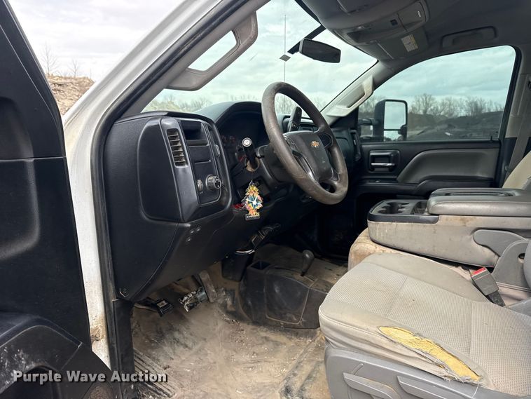 image for item DQ4366 2015 Chevrolet Silverado 3500HD Crew Cab flatbed pickup truck