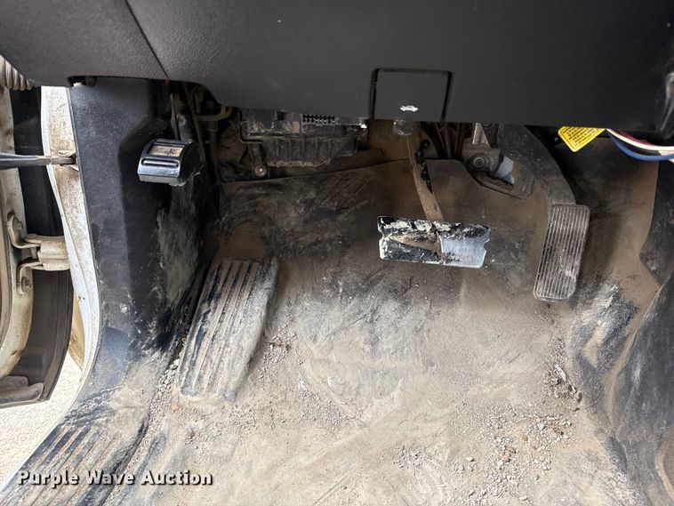 image for item DQ4366 2015 Chevrolet Silverado 3500HD Crew Cab flatbed pickup truck